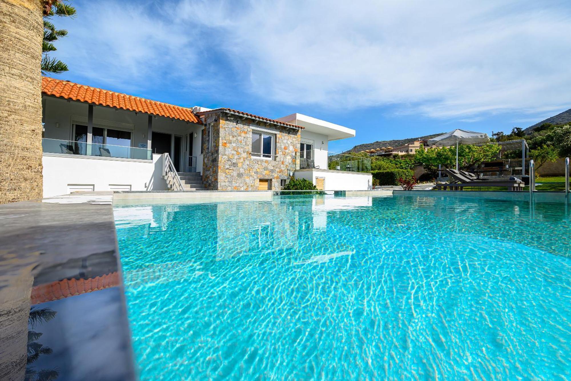 Queen'S Gem Luxury Villa - Heated Jacuzzi & Pool Limenas Chersonisou Exterior foto